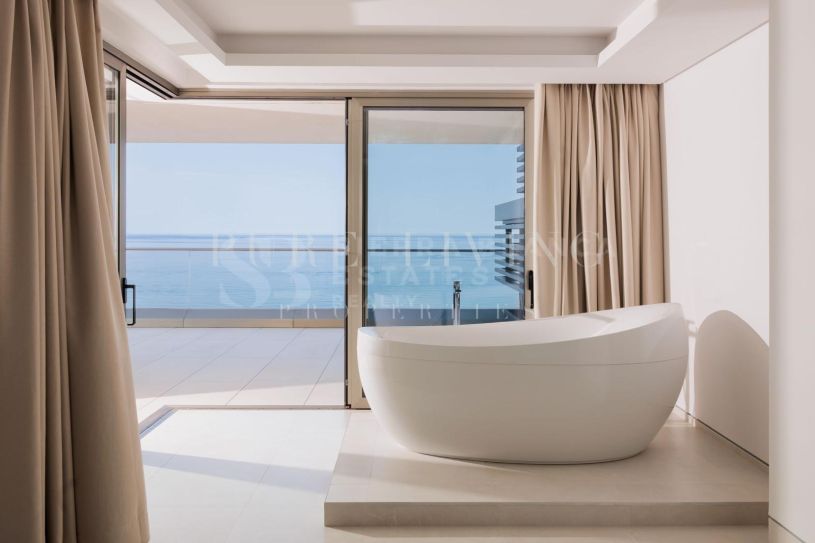 Appartement de luxe en bord de mer à louer dans la tour de Malaga – Vue imprenable sur la mer