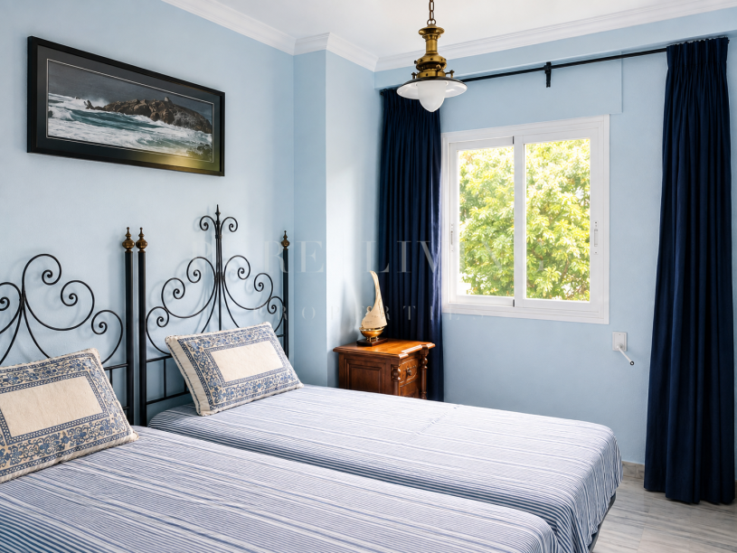 Opportunité de rénovation de 2 chambres avec vue partielle sur la mer, idéalement située près de la plage dans le prestigieux Hacienda Nagüeles, sur le Golden Mile de Marbella