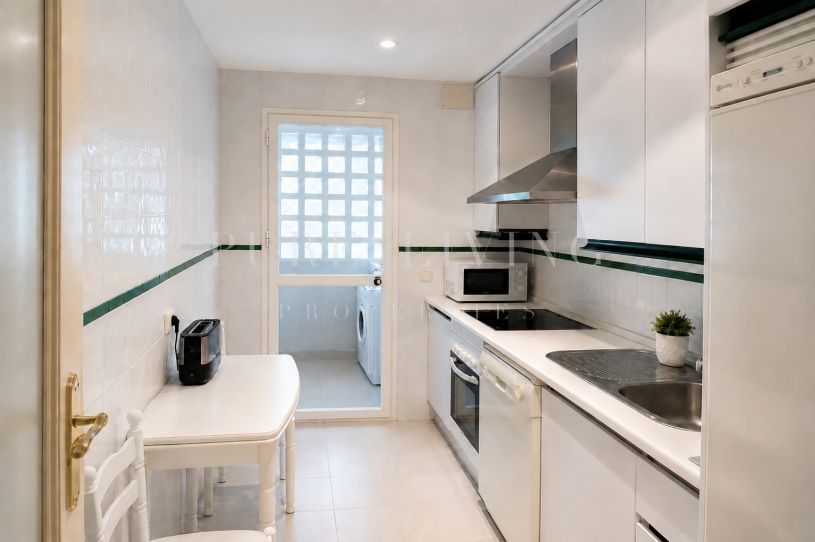 Opportunité de rénovation de 2 chambres avec vue partielle sur la mer, idéalement située près de la plage dans le prestigieux Hacienda Nagüeles, sur le Golden Mile de Marbella