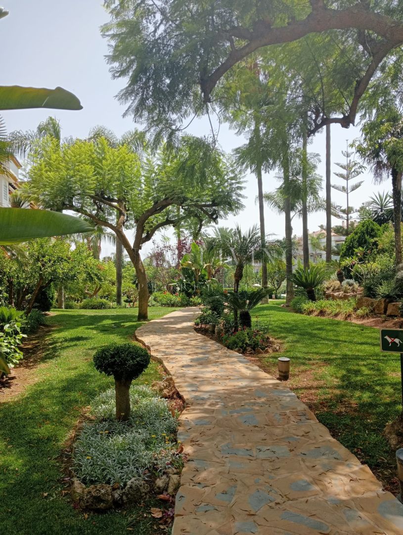 Opportunité de rénovation de 2 chambres avec vue partielle sur la mer, idéalement située près de la plage dans le prestigieux Hacienda Nagüeles, sur le Golden Mile de Marbella