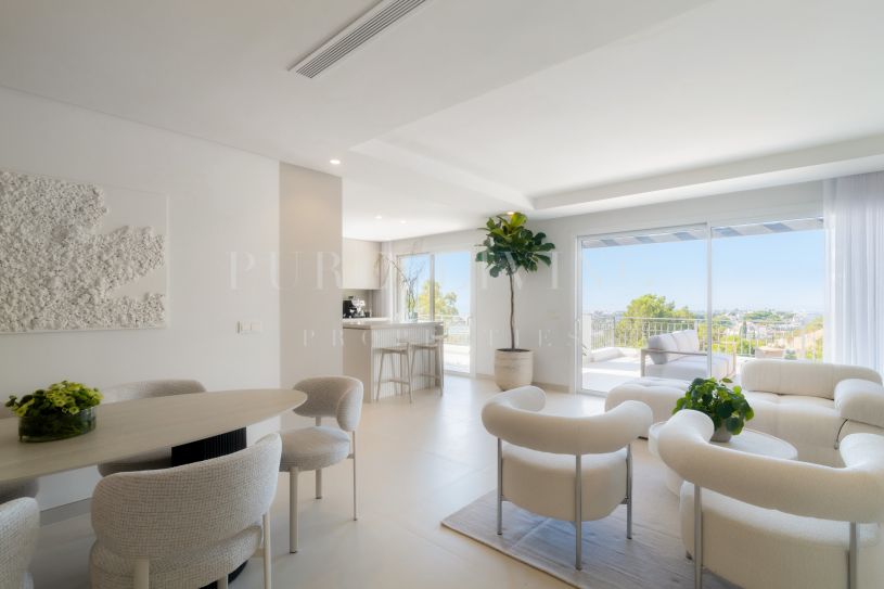 Prachtig appartement met drie slaapkamers, een privé plunge pool en een schitterend uitzicht, ideaal gelegen in het gewilde gebied La Quinta, Benahavís