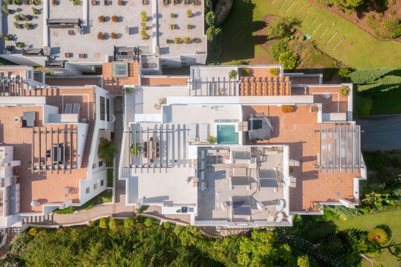Prachtig appartement met drie slaapkamers, een privé plunge pool en een schitterend uitzicht, ideaal gelegen in het gewilde gebied La Quinta, Benahavís
