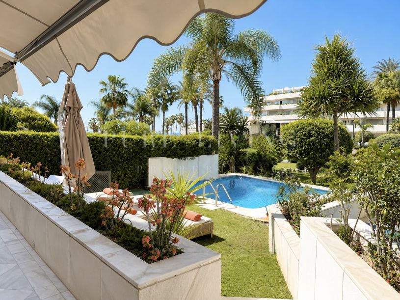 Appartement de luxe rénové en rez-de-chaussée avec piscine privée et vue sur la mer à vendre à Los Granados, Puerto Banús