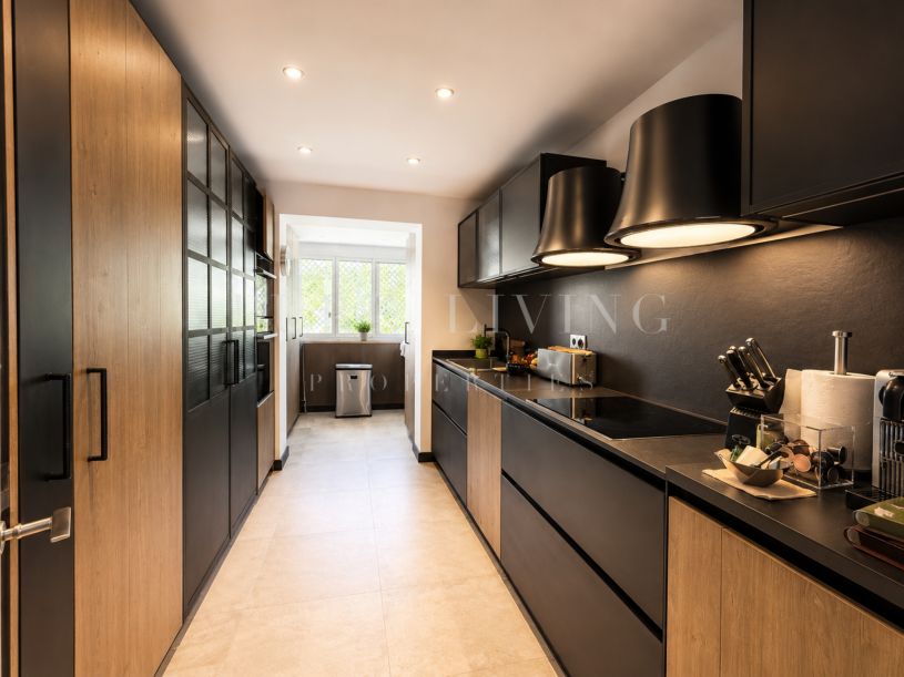 Appartement de luxe rénové en rez-de-chaussée avec piscine privée et vue sur la mer à vendre à Los Granados, Puerto Banús