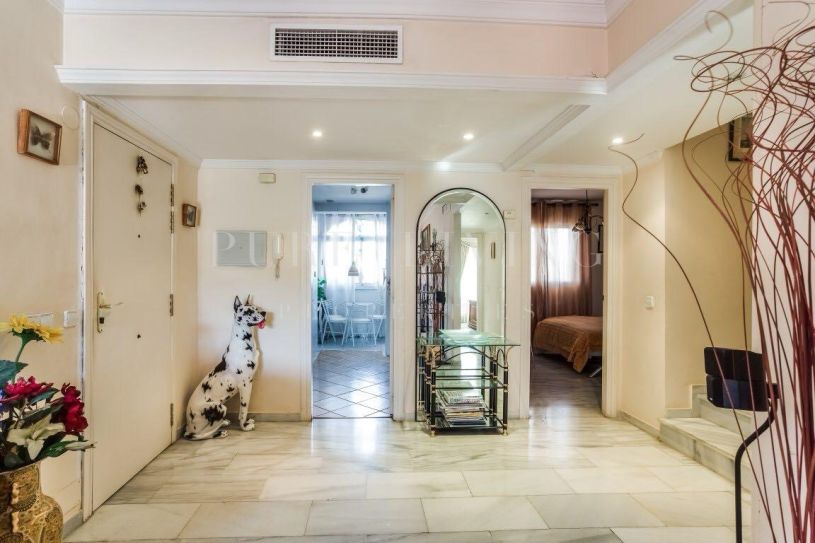 Espacioso apartamento dúplex de 3 dormitorios con amplias terrazas y solárium privado en la Milla de Oro de Marbella