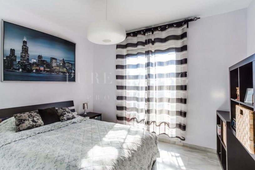 Espacioso apartamento dúplex de 3 dormitorios con amplias terrazas y solárium privado en la Milla de Oro de Marbella