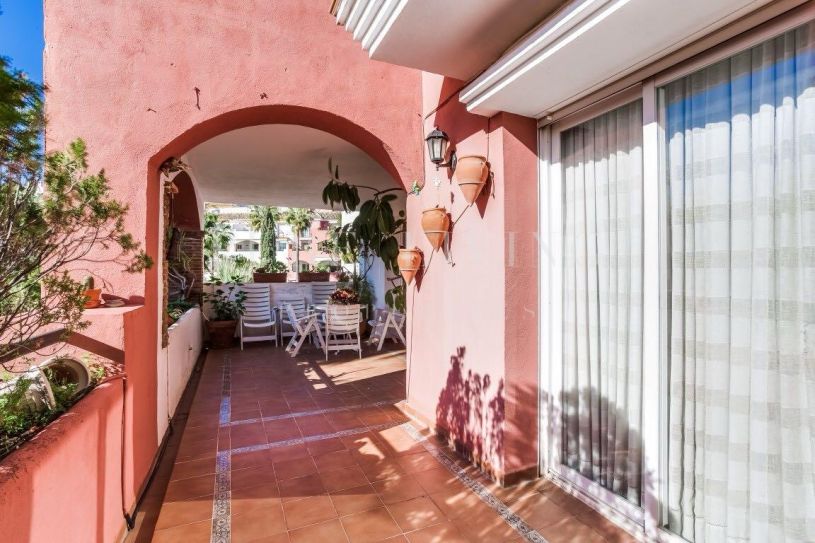 Espacioso apartamento dúplex de 3 dormitorios con amplias terrazas y solárium privado en la Milla de Oro de Marbella
