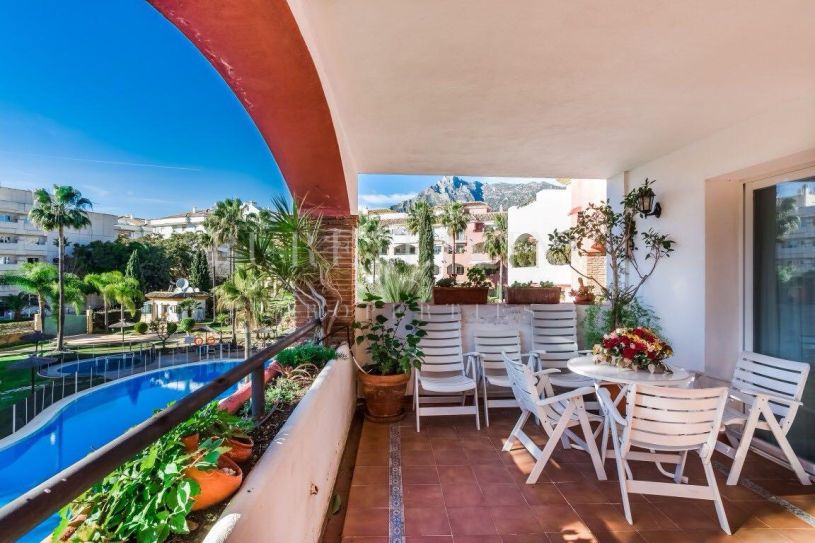 Espacioso apartamento dúplex de 3 dormitorios con amplias terrazas y solárium privado en la Milla de Oro de Marbella