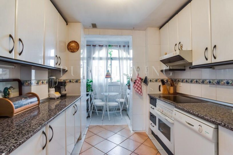 Espacioso apartamento dúplex de 3 dormitorios con amplias terrazas y solárium privado en la Milla de Oro de Marbella