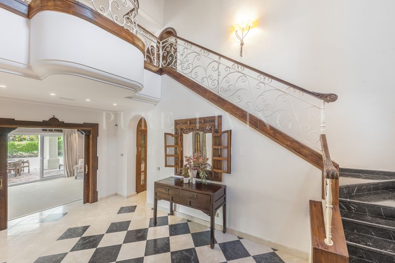 Luxury villa with private pool and panoramic views located in La Alquería, Benahavís