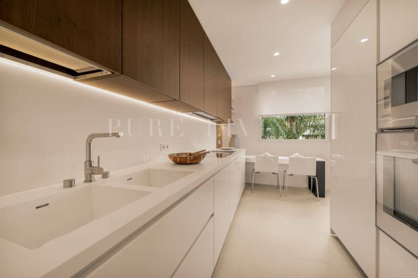 Exclusivo Apartamento de Lujo Reformado con Vistas al Mar en Retiro de Nagüeles, Marbella