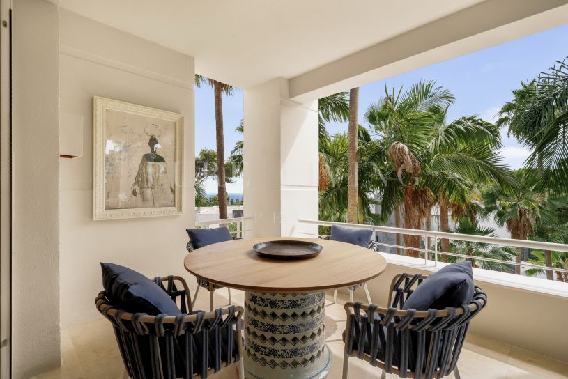 Exclusivo Apartamento de Lujo Reformado con Vistas al Mar en Retiro de Nagüeles, Marbella