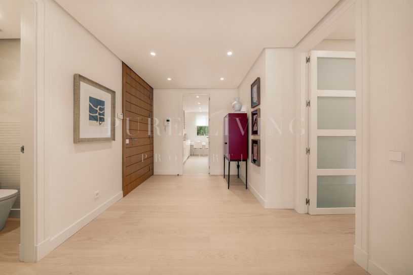 Exclusivo Apartamento de Lujo Reformado con Vistas al Mar en Retiro de Nagüeles, Marbella