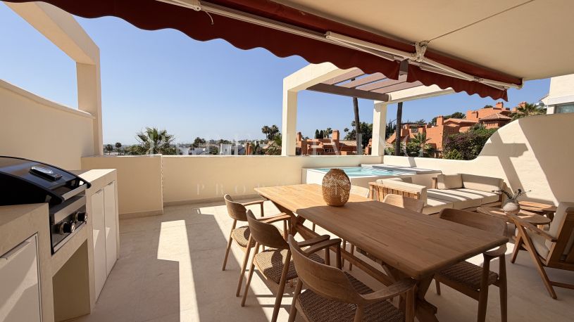 Stunning three-bedroom apartment with a private plunge pool and panoramic views, located in the prestigious Palacetes Les Belvederes