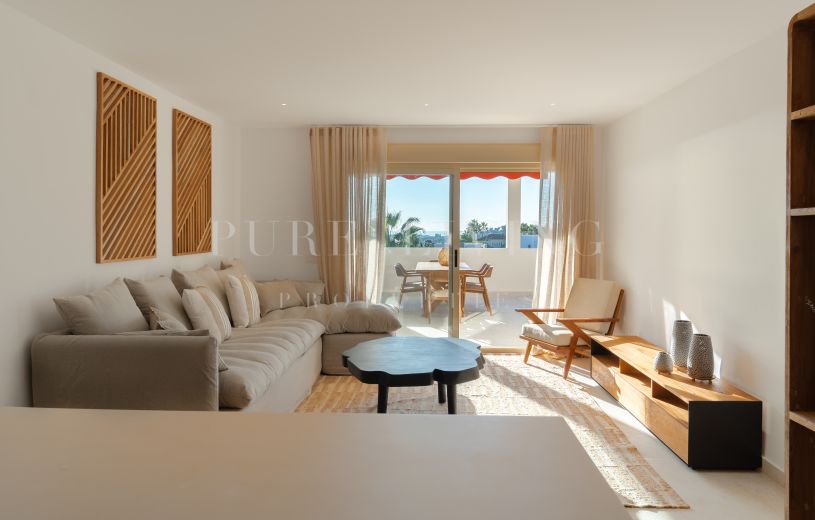 Stunning three-bedroom apartment with a private plunge pool and panoramic views, located in the prestigious Palacetes Les Belvederes