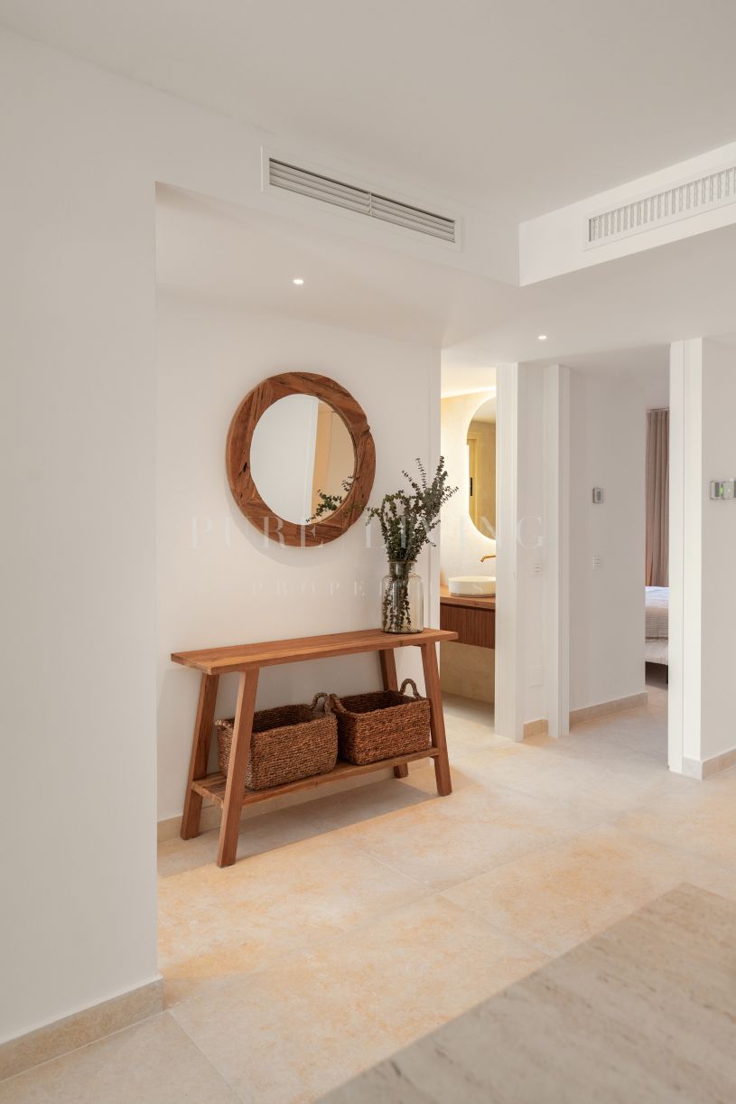 Stunning three-bedroom apartment with a private plunge pool and panoramic views, located in the prestigious Palacetes Les Belvederes