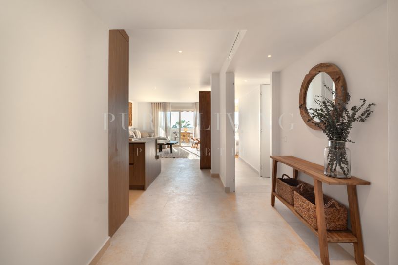 Stunning three-bedroom apartment with a private plunge pool and panoramic views, located in the prestigious Palacetes Les Belvederes