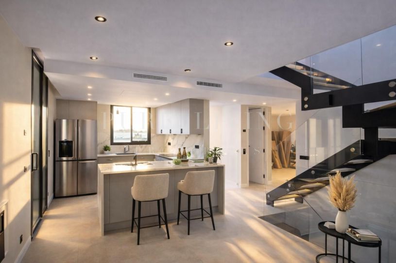 Villa contemporaine neuve de 4 chambres avec vues panoramiques sur la mer et piscine privée à Nueva Andalucía