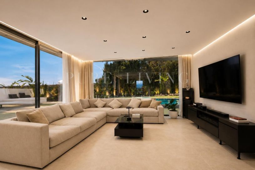 Brand-New Contemporary 5-Bedroom Villa with Private Pool & Panoramic Views in Nueva Andalucia