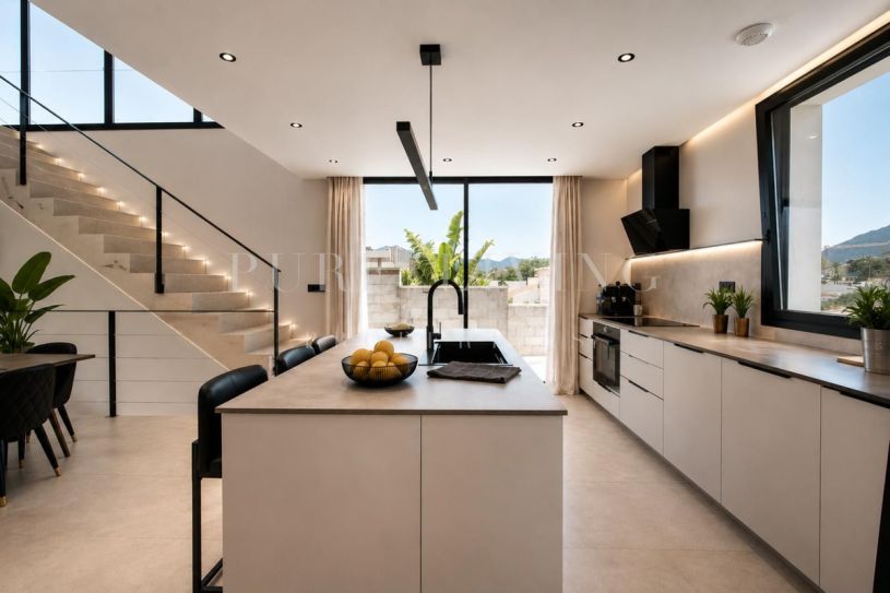 Brand-New Contemporary 5-Bedroom Villa with Private Pool & Panoramic Views in Nueva Andalucia