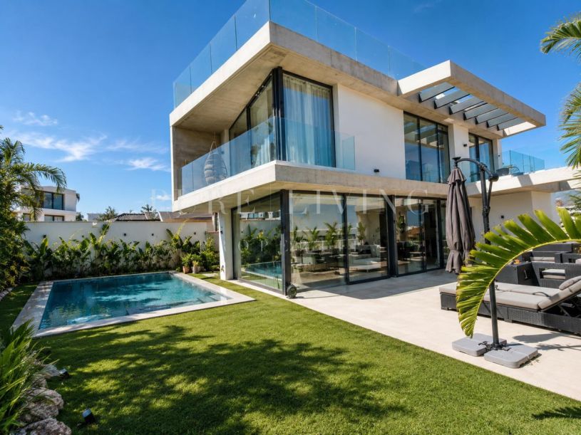 Brand-New Contemporary 5-Bedroom Villa with Private Pool & Panoramic Views in Nueva Andalucia