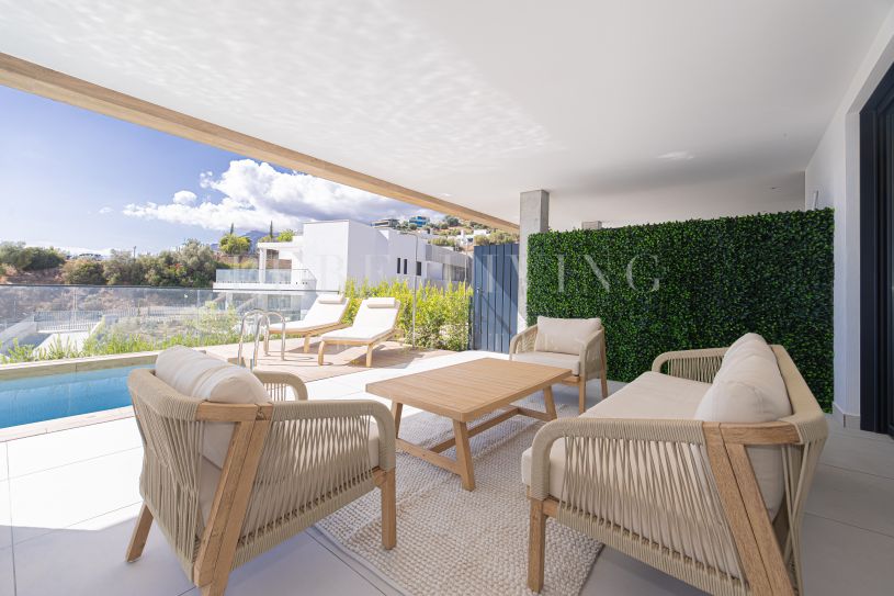 Luxury 2-bedroom ground-floor apartment with private pool & resort amenities in Altos de Los Monteros