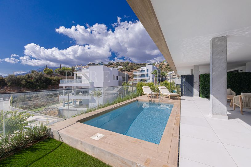 Luxury 2-bedroom ground-floor apartment with private pool & resort amenities in Altos de Los Monteros