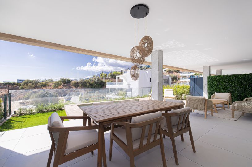 Luxury 2-bedroom ground-floor apartment with private pool & resort amenities in Altos de Los Monteros