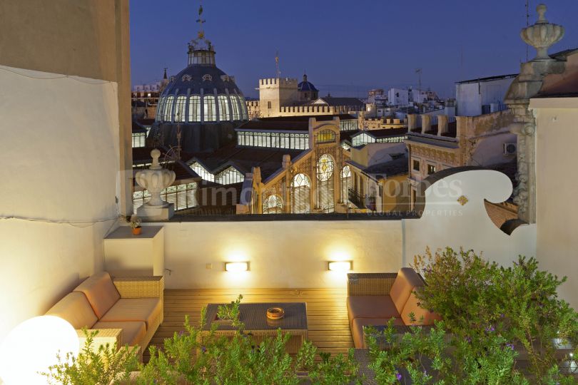 Impressive penthouse with fantastic views for sale next to the Mercado Central in Valencia.