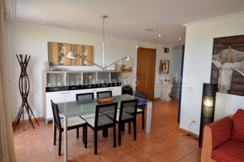 Spacious beachfront apartment in Oliva.