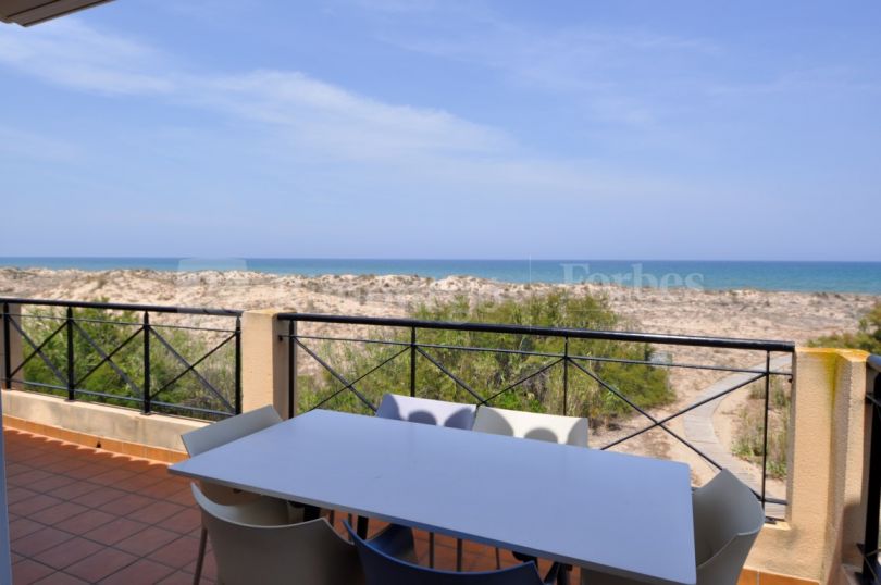 Spacious beachfront apartment in Oliva.