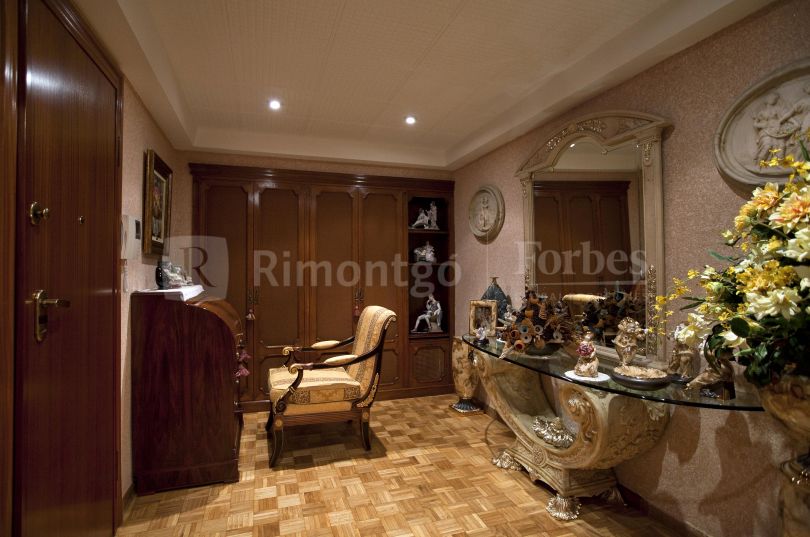 Large stately property next to Calle Colón in the centre of Valencia.
