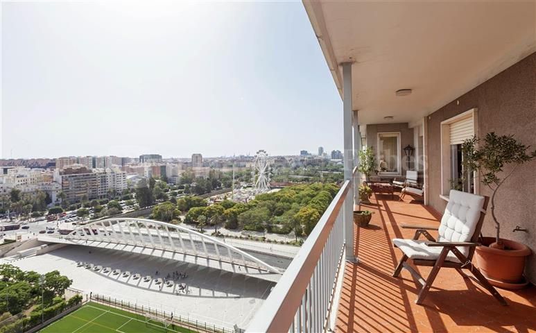 Elegante piso con terraza y vistas en venta junto al río Turia en Valencia.