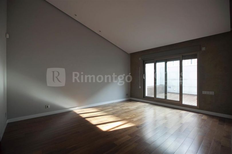 Penthouse with terrace and parking very close to Plaza del Ayuntamiento, Valencia.