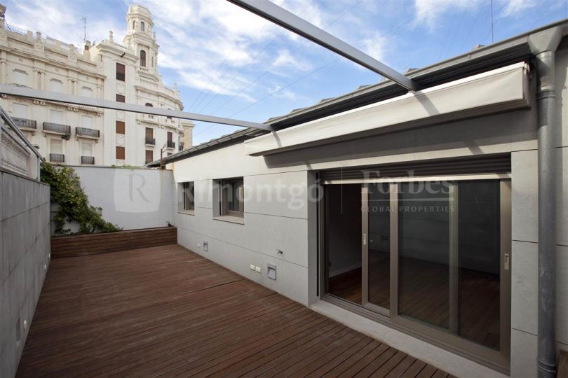 Penthouse with terrace and parking very close to Plaza del Ayuntamiento, Valencia.