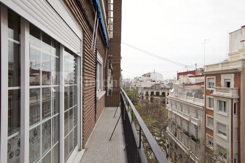 Large flat with balcony in the Ensanche, Valencia.