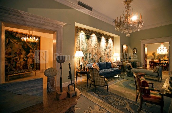 Magnificent mansion close to Plaza de la Virgen in Valencia, refurbished with high quality materials.