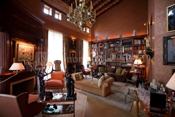 Magnificent mansion close to Plaza de la Virgen in Valencia, refurbished with high quality materials.