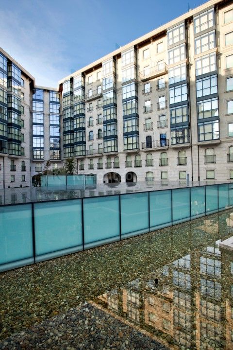 Appartement à vendre avec piscine, spa, garage à Corogne. Situé dans une résidence exclusive entre le centre ville et la splendide baie de Raizor, cette propriété d'une chambre offre également toutes les commodités de la ville.