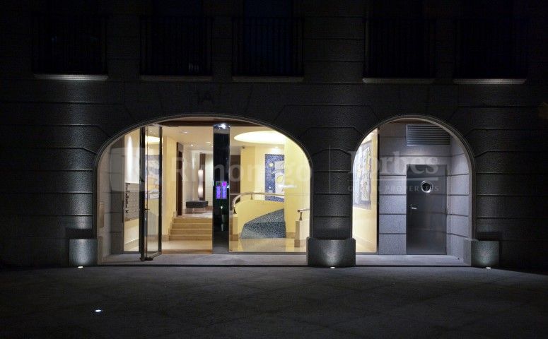 Appartement à vendre avec piscine, spa, garage à Corogne. Situé dans une résidence exclusive entre le centre ville et la splendide baie de Raizor, cette propriété d'une chambre offre également toutes les commodités de la ville.