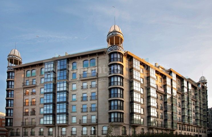 Luxueux appartement à vendre de deux chambres avec vue magnifique sur la mer, une terrasse et accès à la piscine à Corogne,à quelques minutes de la plage et à quelques pas du centre historique.