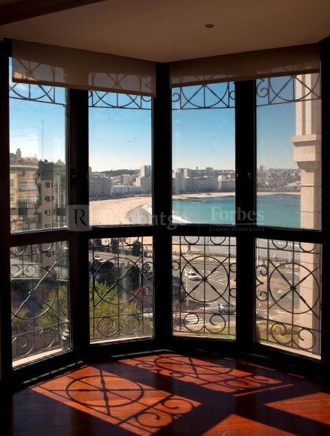Luxuriöses Penthouse-Appartement mit zwei Schlafzimmern und herrlichem Meerblick, einer Terrasse und Zugang zu Swimmingpool zu verkaufen, in A Coruña. Nur Minuten vom Strand entfernt und einen kurzen Spaziergang von der Altstadt.