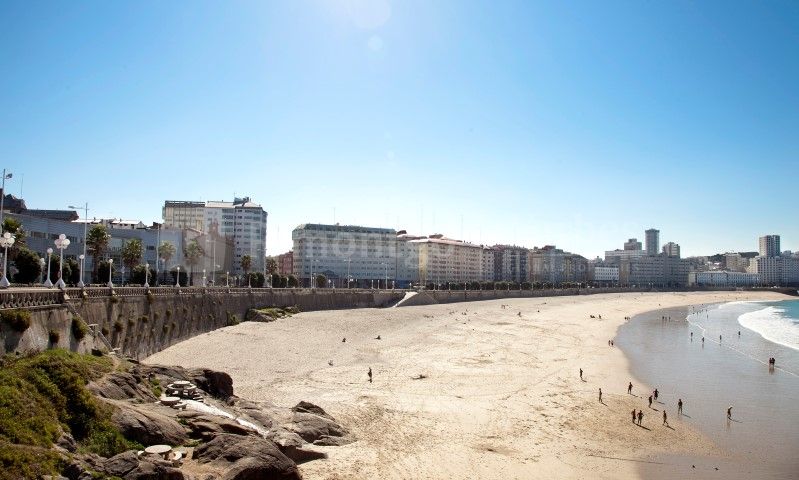 Lujoso apartamento de tres dormitorios con amplias y luminosas habitaciones, a la venta en Citania, uno exclusivo complejo residencial con piscina interior y spa, situado a pocos metros de la playa y el centro de la ciudad de A Coruña.