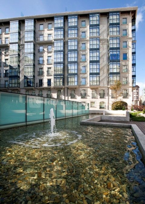 Luxueux appartement à vendre de trois chambres avec de grandes pièces lumineuses à Citania, dans un complexe résidentiel exclusif avec piscine intérieure et spa, située à quelques mètres de la plage et du centre ville de Corogne.