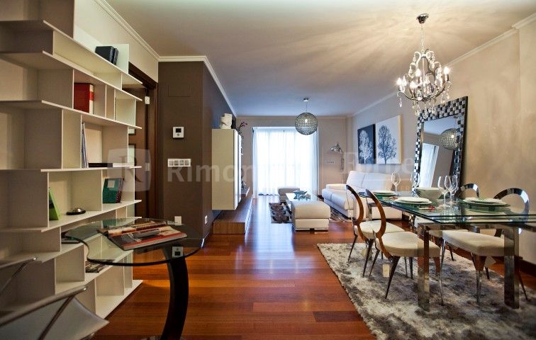 Elegant three bedroom apartment with magnificent views over the piazza, for sale in an exclusive residential complex in A Coruña. Prime position just a short walk from the beach, promenade and the city centre. Access to a communal swimming pool.