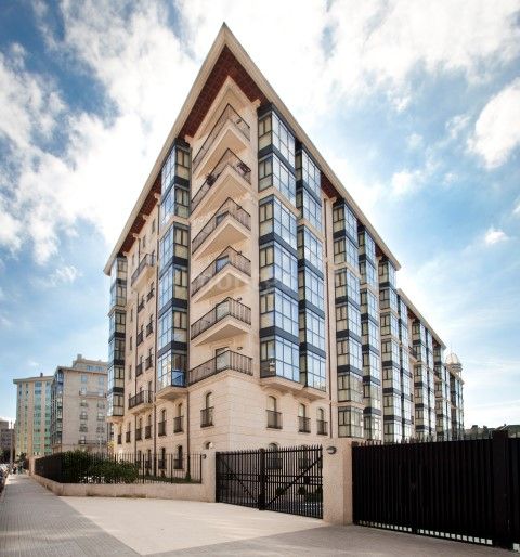 Magnifique appartement de quatre chambres avec luxueuses installations à vendre au sein d'un magnifique complexe, 'Citania', situé à seulement quelques mètres de la baie de Riazor, des services de transports en commun et autres services locaux.