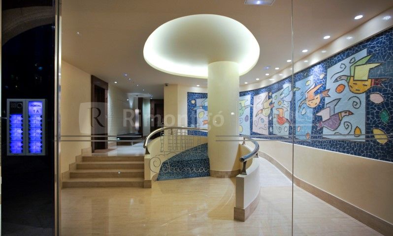 Magnifique appartement de 3 chambres aux finitions de luxe à vendre dans un magnifique complexe, 'Citania', situé à seulement quelques mètres de la baie de Riazor, des services de transports en commun et autres services locaux à A Coruña.