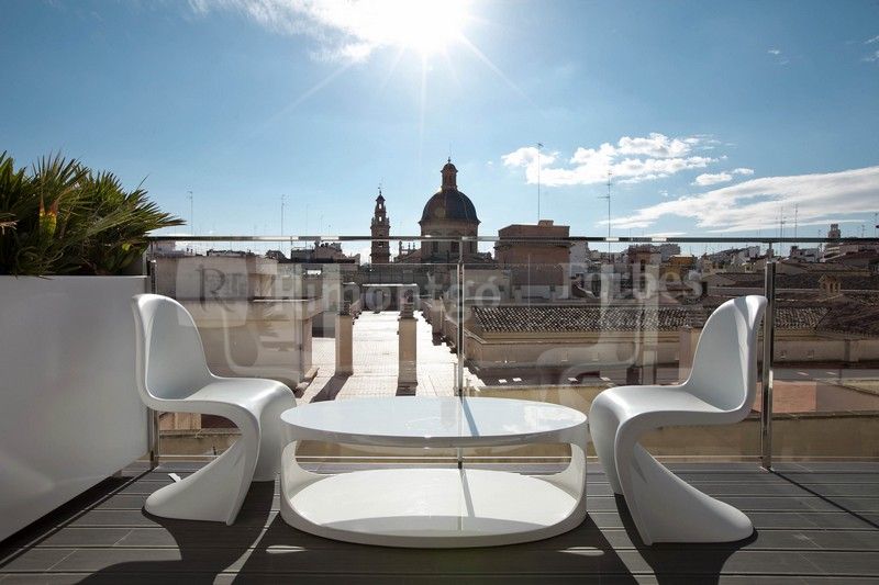 Duplex penthouse apartment in the historic centre of Valencia near to calle de la Paz and the old riverbed of the Turia River.