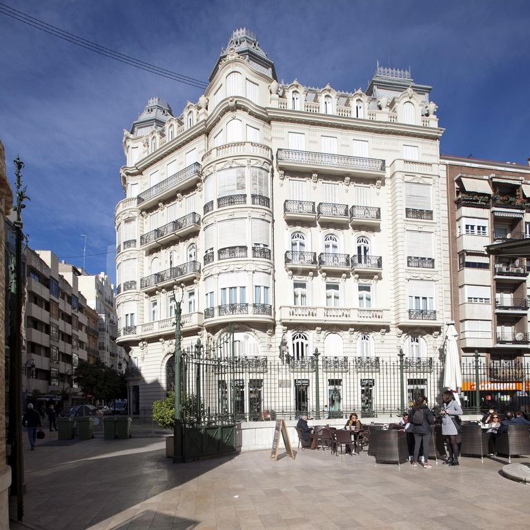 Large property in a stylish building in the centre of Valencia