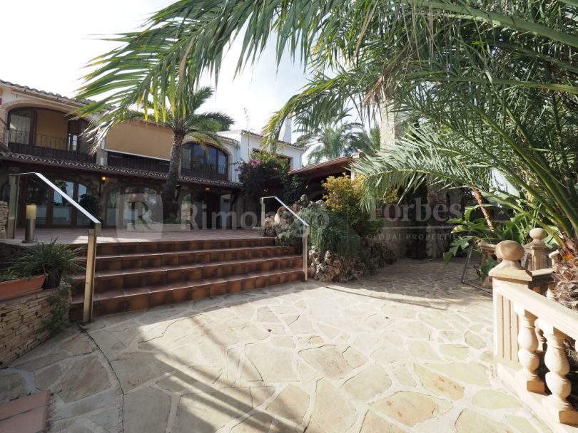 Restaurant with terraces and garden for sale in Jávea.